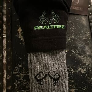 NEW Realtree Beanie and Socks Set
